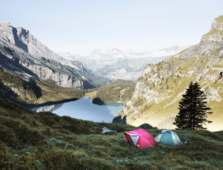 wildcamping spot mit zelt in schweizer bergen 1