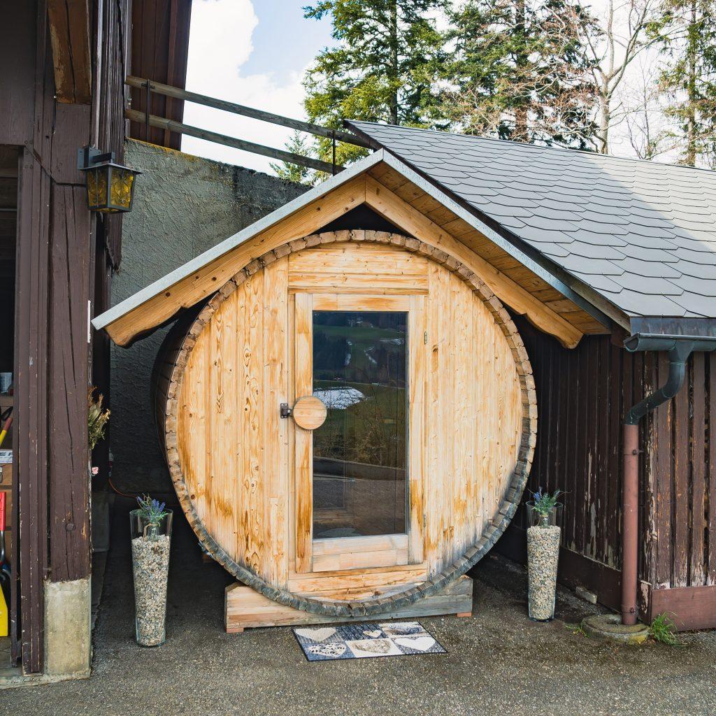 nomady napfgebiet sauna holzfass