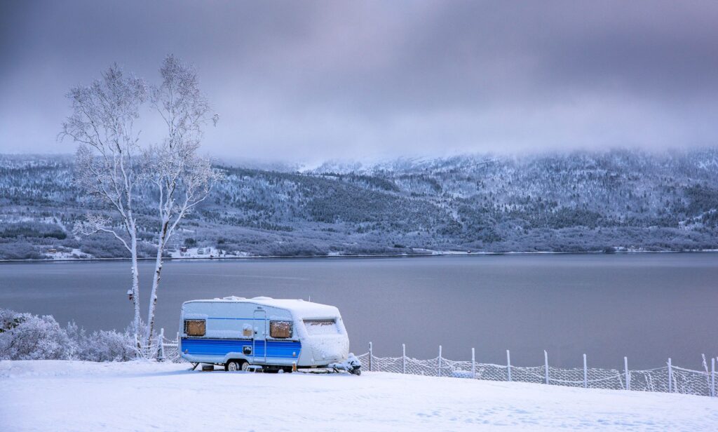 Campingvogn i vinterlandskap