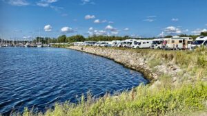Alt: Husbilar på rad på ställplats i Skåne, vid vattnet