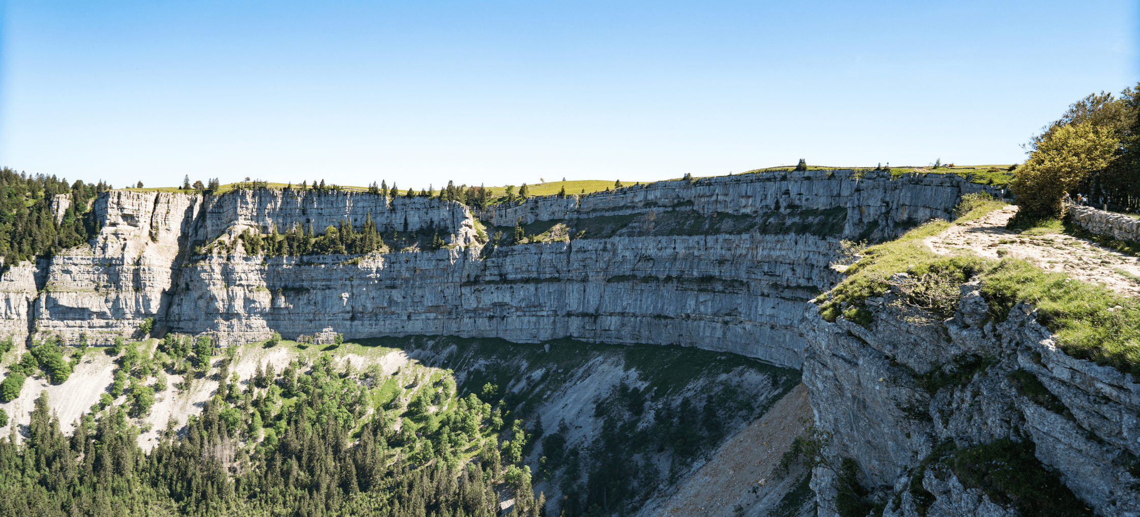 Der Grand Canyon der Schweiz “Creux du Van” ist ein echtes Naturphänomen.