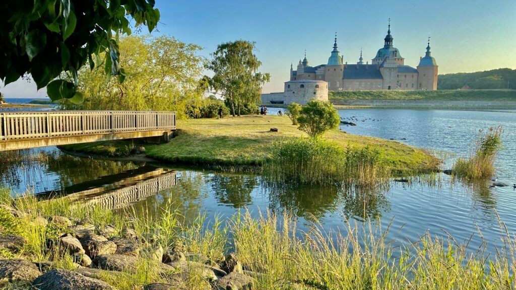Kalmar slott, omgivet av vatten och park