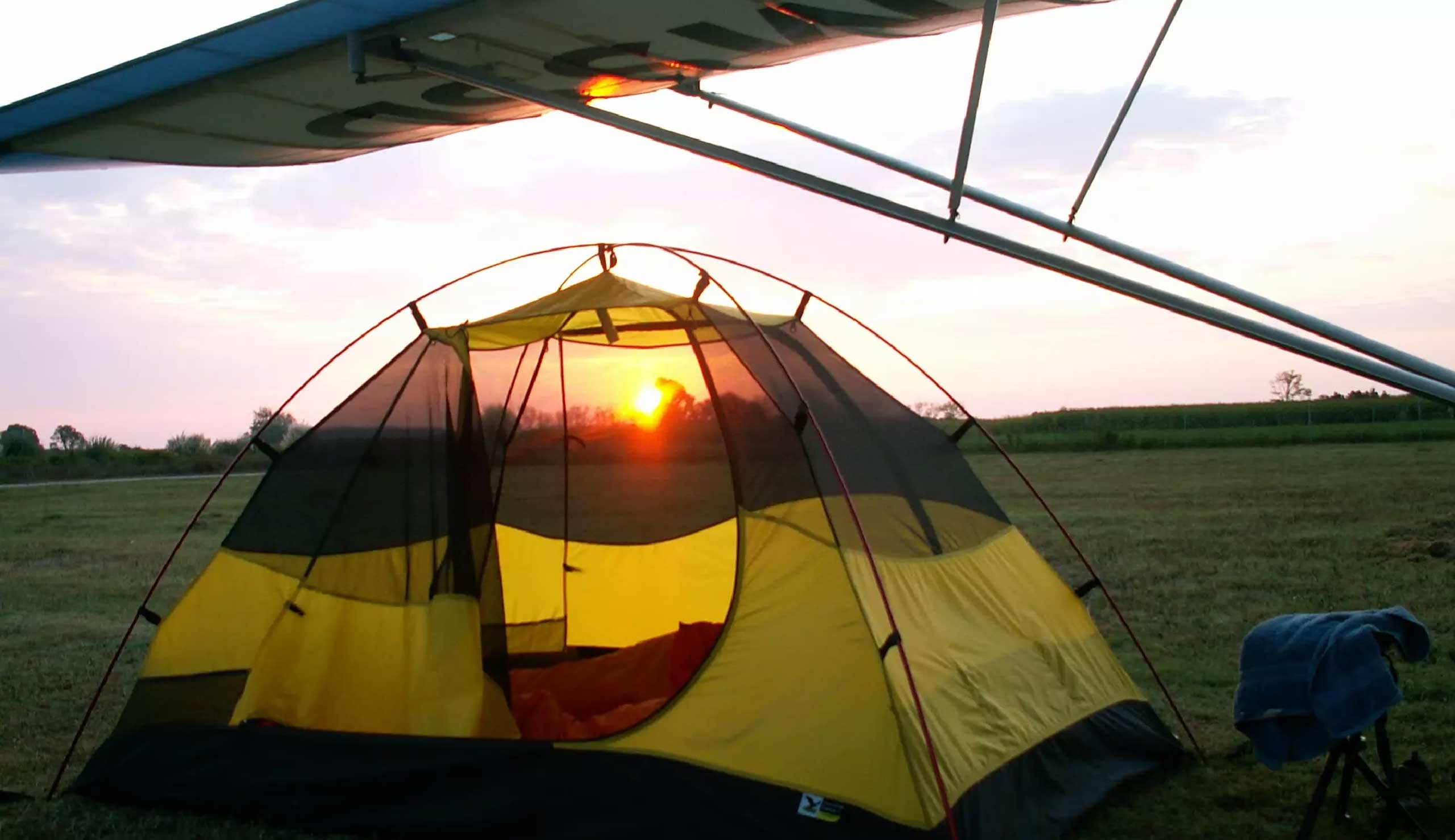 You will see the sunrise on the open field, so you can start the day well rested on the camping site of the Dolmar Flying School. Copyright: Dolmar Flying School 
