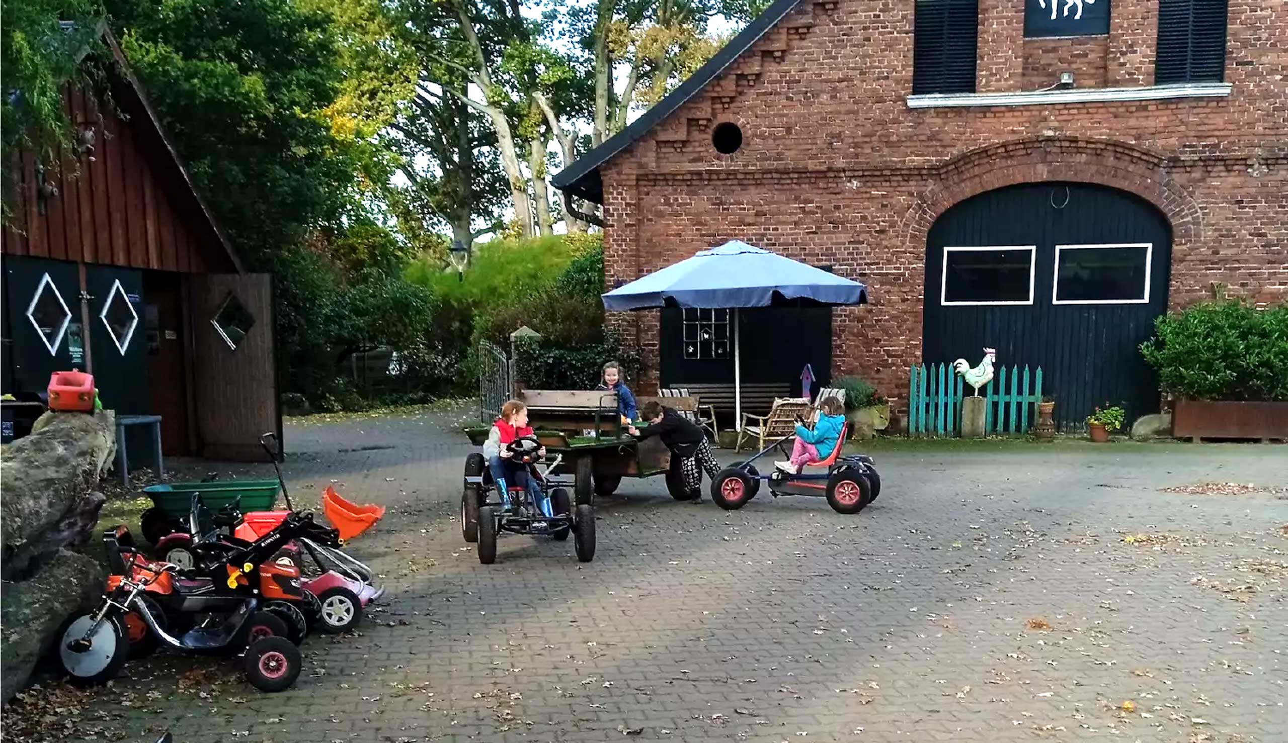 At the vacation farm there is an exciting social program for children with vehicles, playground, and pool. Copyright: Holiday farm Haselheide 