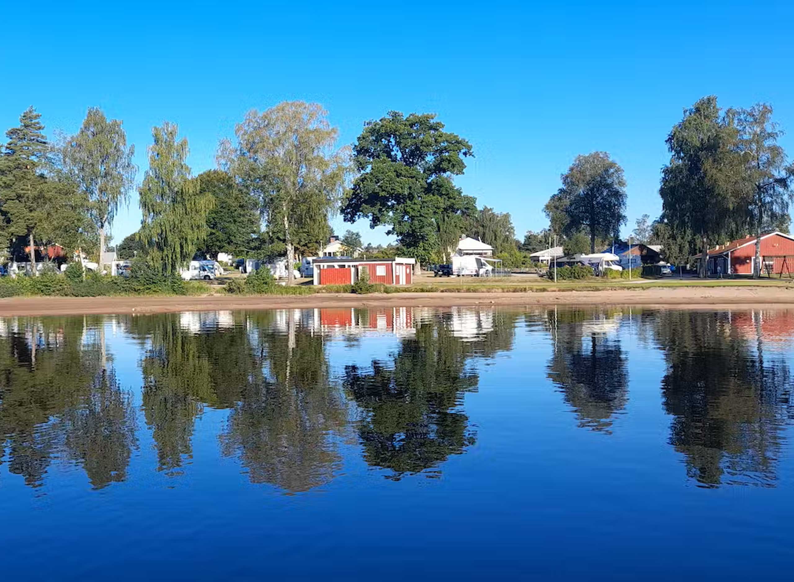 At Gökaskratts Camping, you can stay in a nice lakeside location. Copyright: Pincamp.de