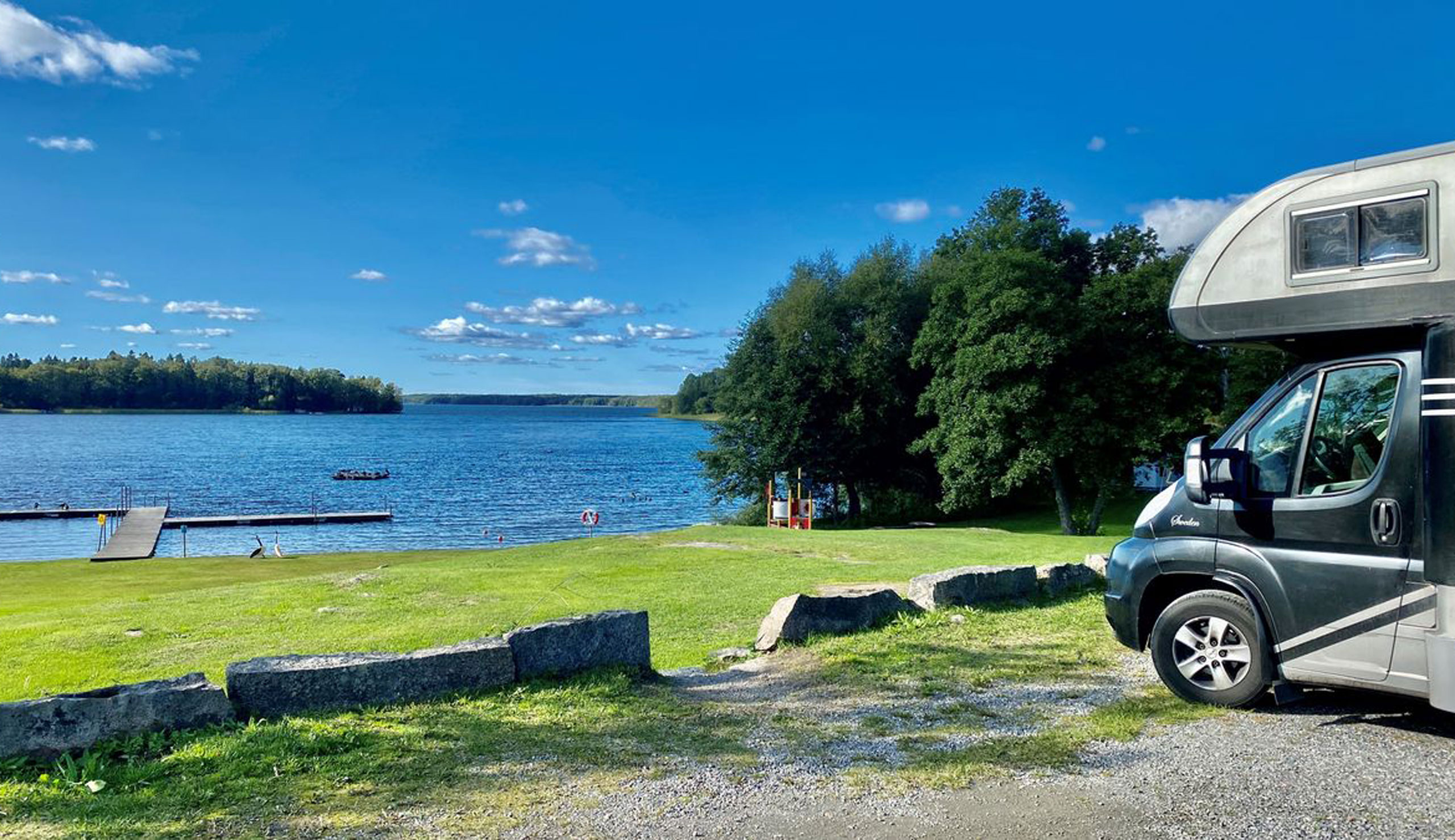 I Sverige kan man parkera på grus vid en sjö, om det inte finns lokala förbud 