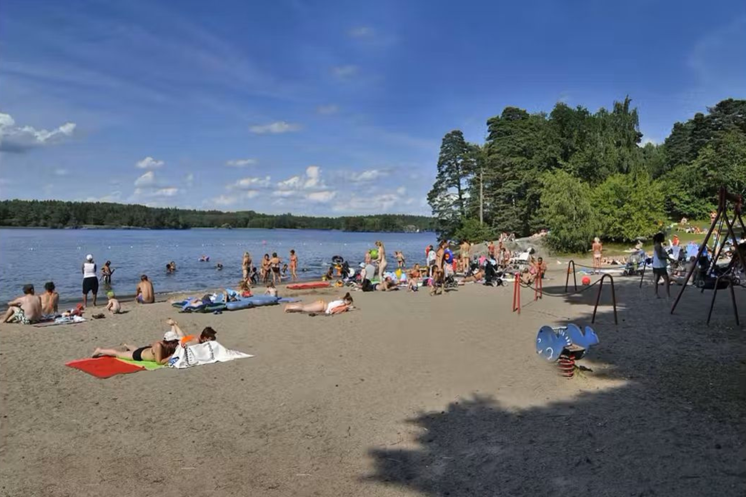 Vid Bredäng Camping finns en sandstrand där man kan bada.