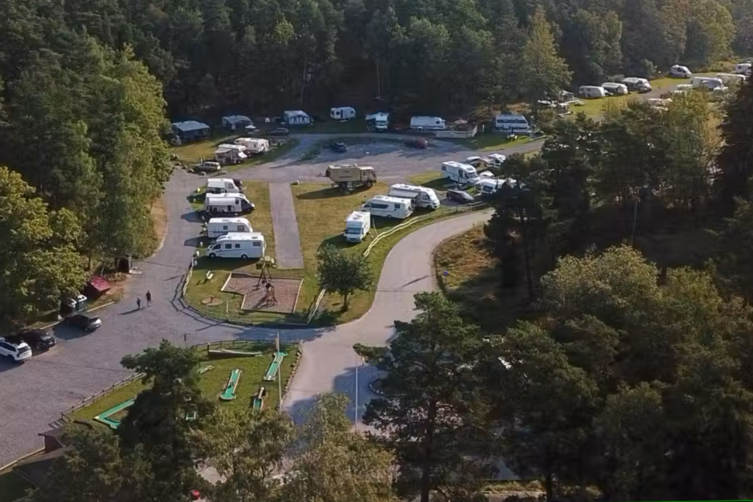 Vaxholms camping har många fina platser för husbilar och husvagnar. 