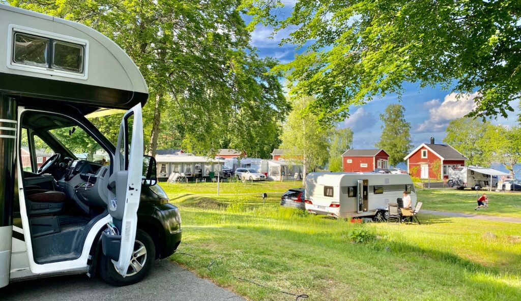 Autocampere og campingvogne på en campingplads